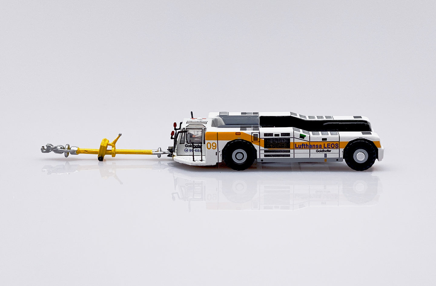 JCWINGS LUFTHANSA TOWBARLESS TRACTOR