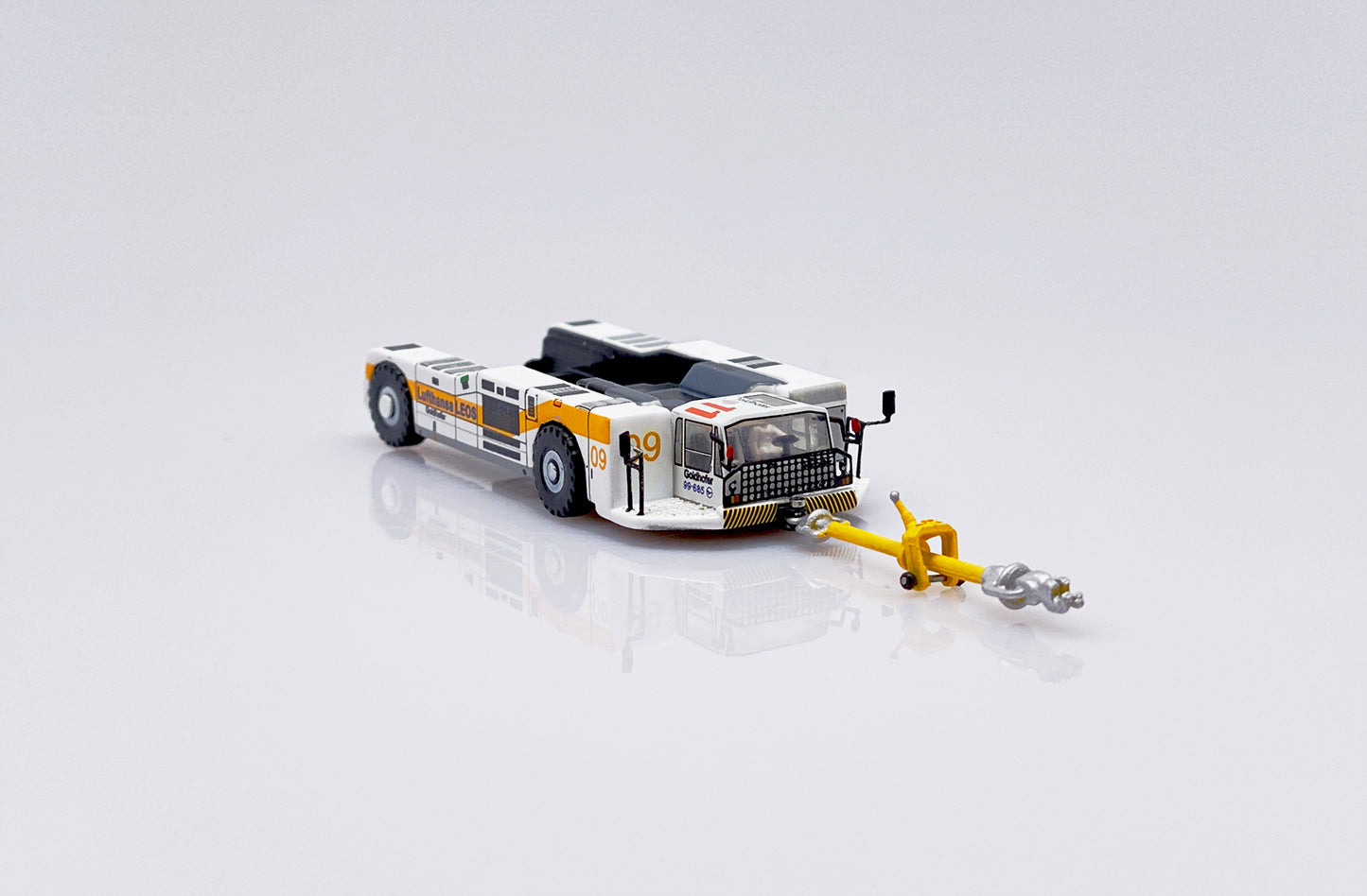JCWINGS LUFTHANSA TOWBARLESS TRACTOR