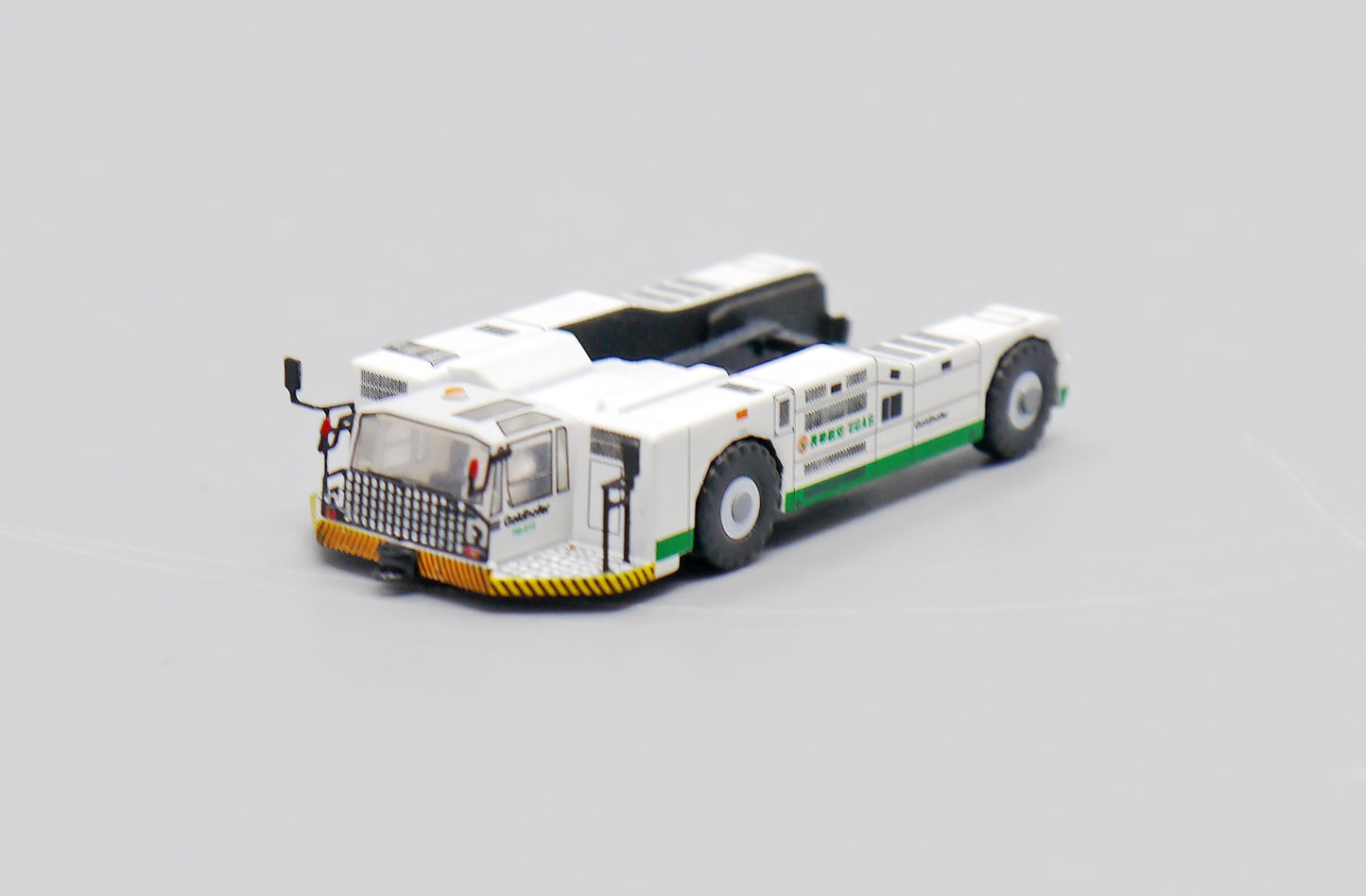 JCWINGS EVA AIR TOWBARLESS TRACTOR