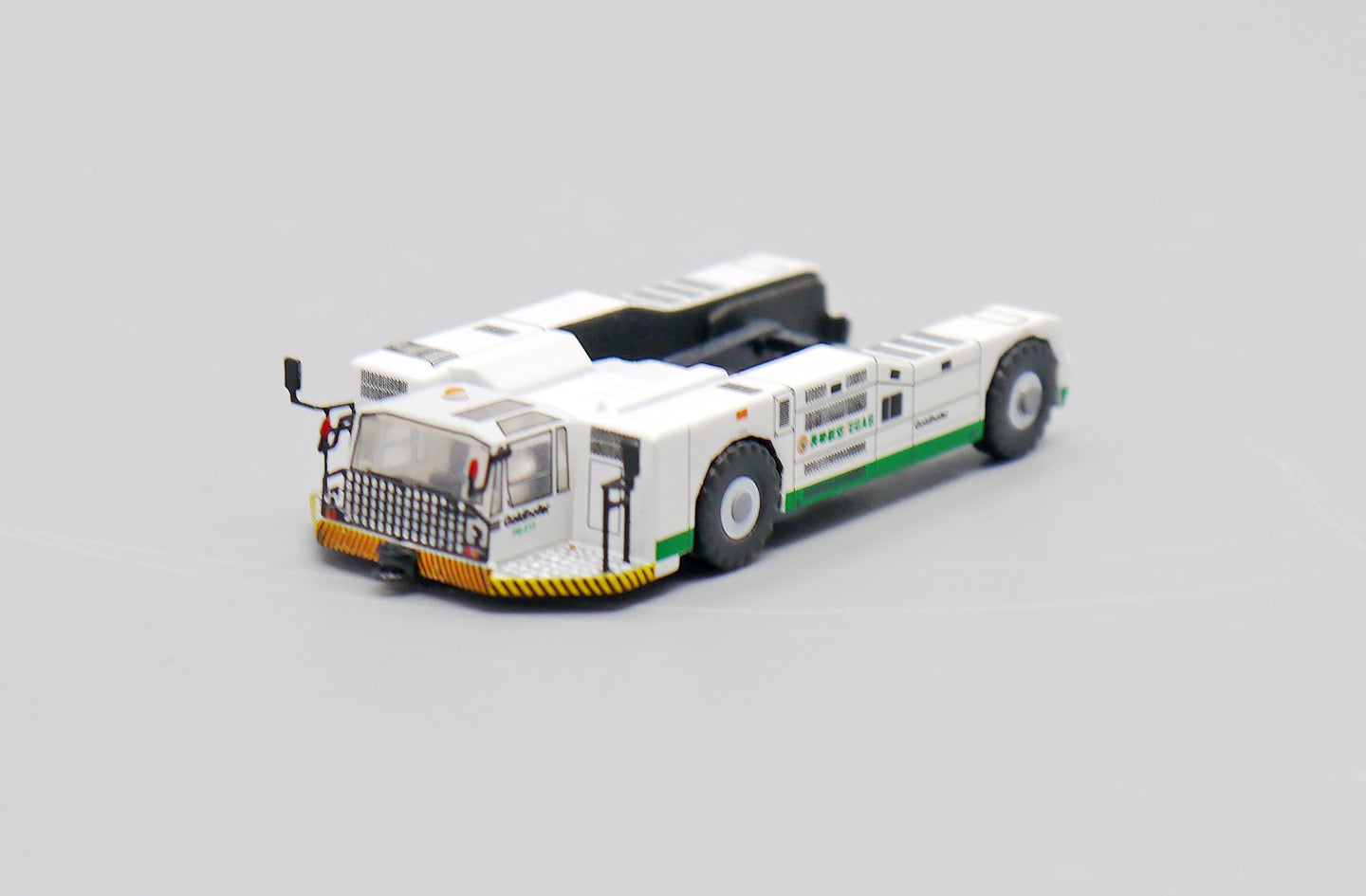 JCWINGS EVA AIR TOWBARLESS TRACTOR