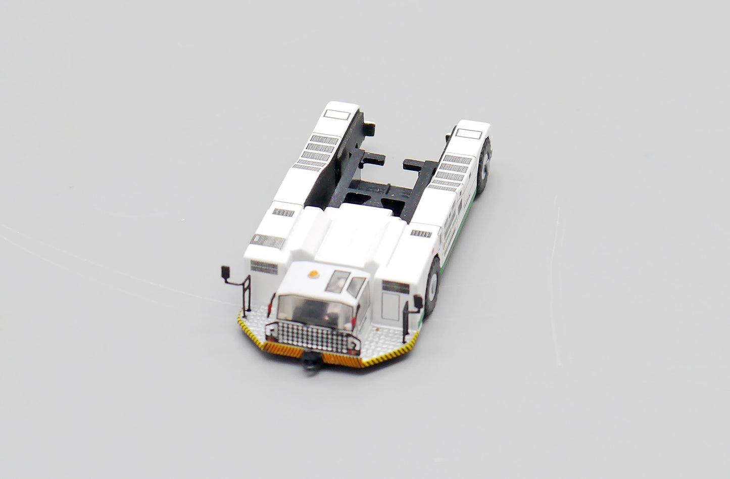 JCWINGS EVA AIR TOWBARLESS TRACTOR