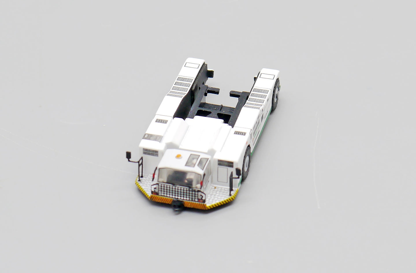 JCWINGS EVA AIR TOWBARLESS TRACTOR