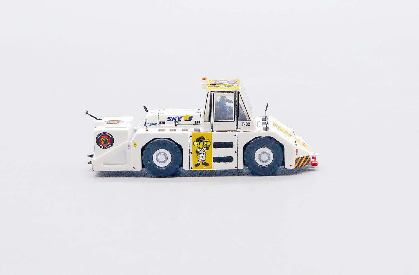 JCWINGS SKYMARK TIGER WT250E PUSHBACK TUG