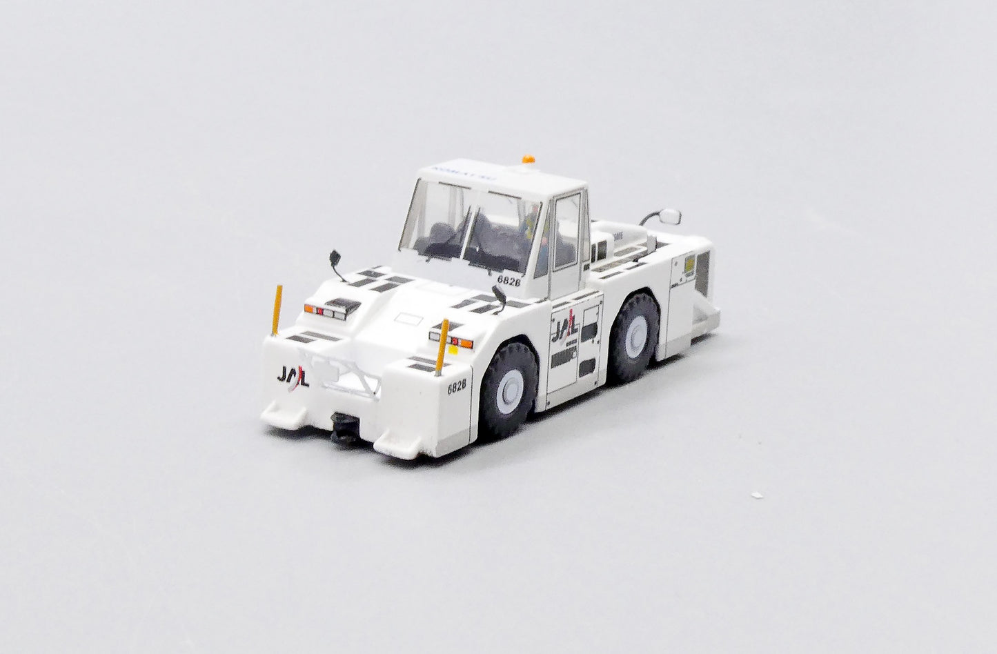 JC WINGS JAPANESE AIR LINES (JAL) "OLD COLOURS" WT500E TOWING TRACTOR