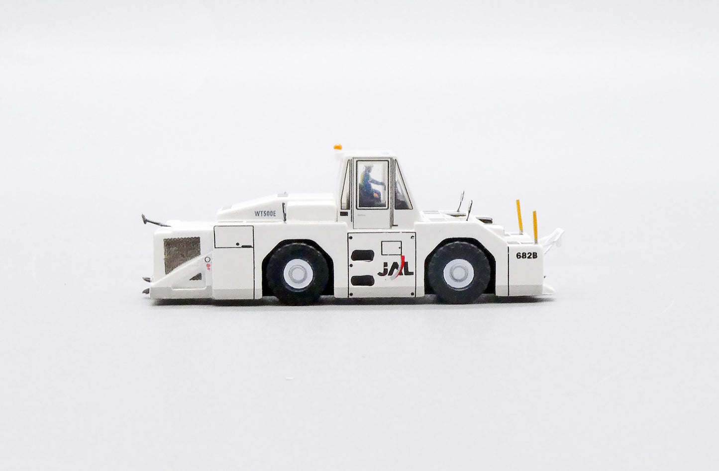 JC WINGS JAPANESE AIR LINES (JAL) "OLD COLOURS" WT500E TOWING TRACTOR