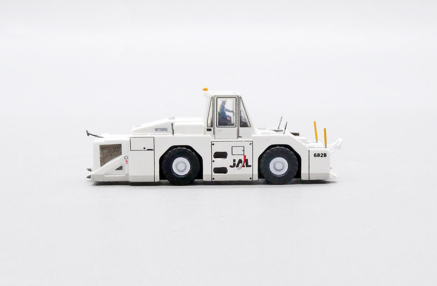 JC WINGS JAPANESE AIR LINES (JAL) "OLD COLOURS" WT500E TOWING TRACTOR