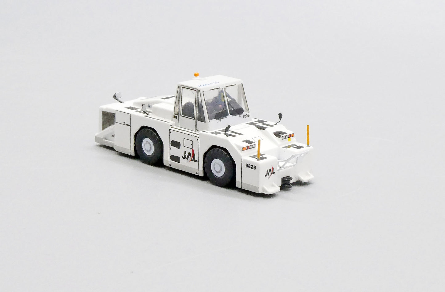 JC WINGS JAPANESE AIR LINES (JAL) "OLD COLOURS" WT500E TOWING TRACTOR