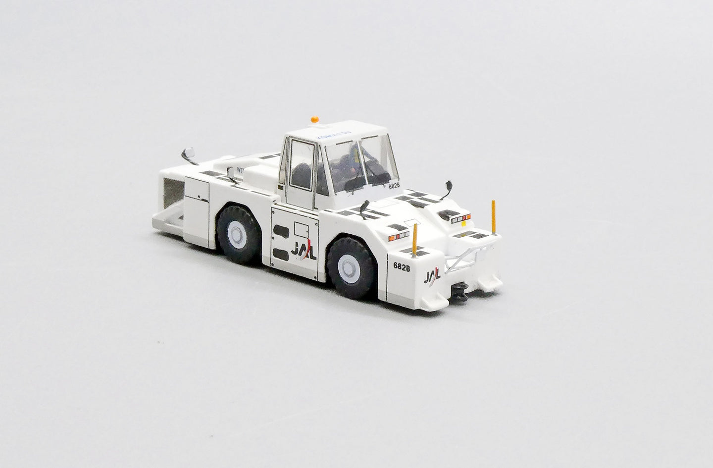 JC WINGS JAPANESE AIR LINES (JAL) "OLD COLOURS" WT500E TOWING TRACTOR