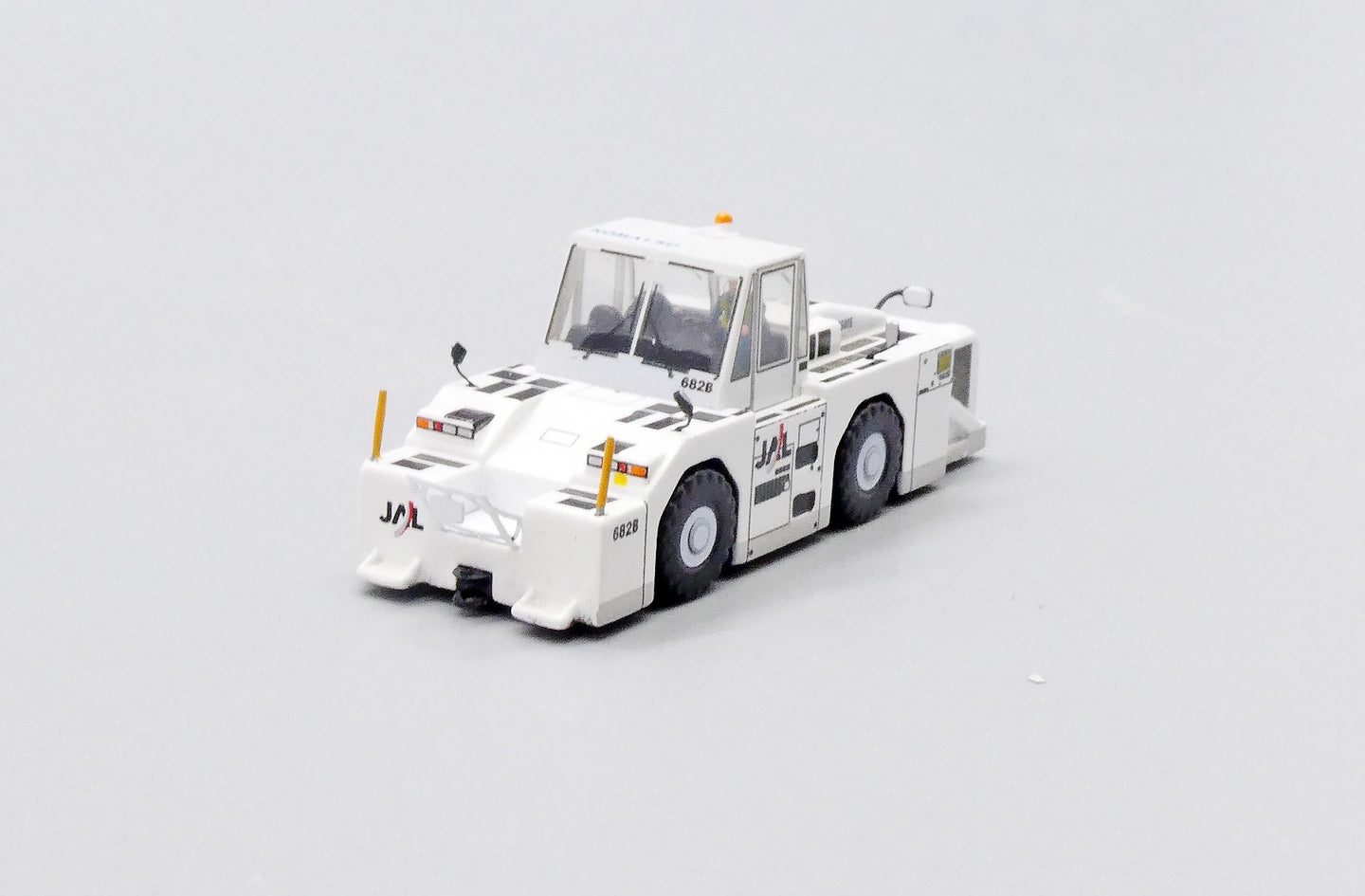JC WINGS JAPANESE AIR LINES (JAL) "OLD COLOURS" WT500E TOWING TRACTOR