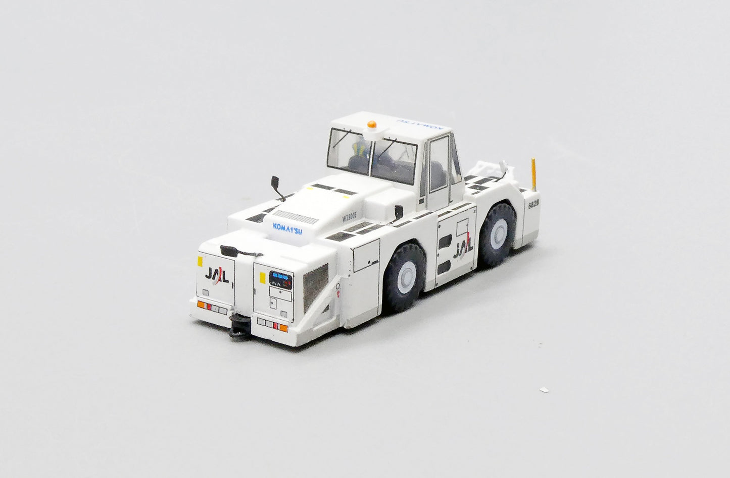 JC WINGS JAPANESE AIR LINES (JAL) "OLD COLOURS" WT500E TOWING TRACTOR