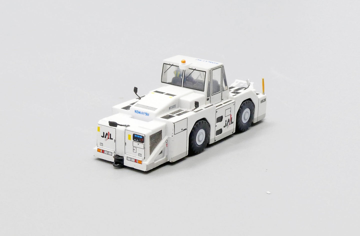 JC WINGS JAPANESE AIR LINES (JAL) "OLD COLOURS" WT500E TOWING TRACTOR