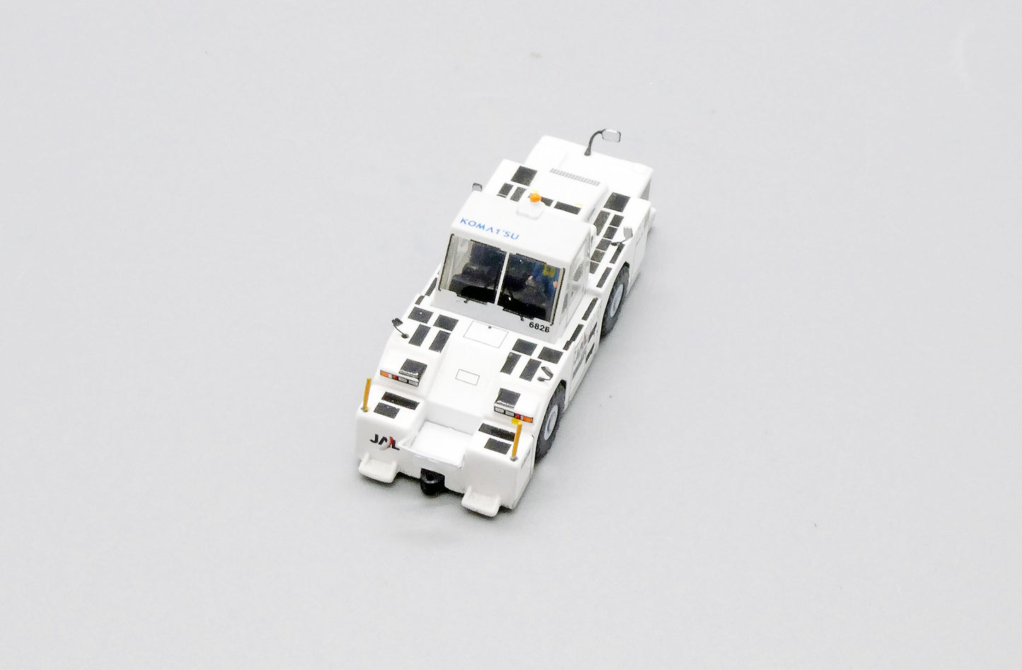JC WINGS JAPANESE AIR LINES (JAL) "OLD COLOURS" WT500E TOWING TRACTOR