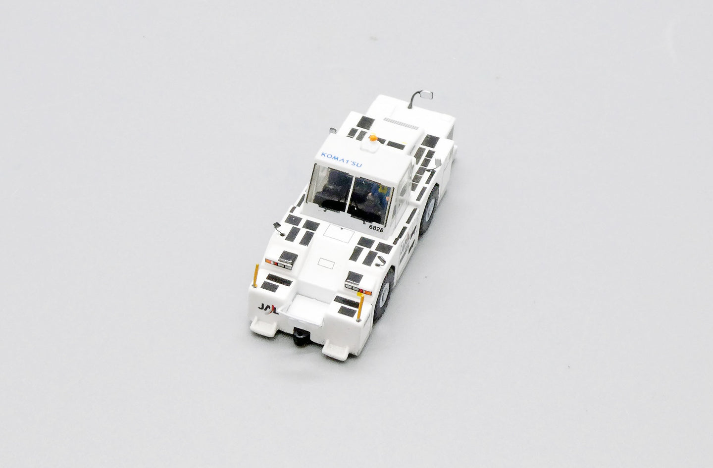 JC WINGS JAPANESE AIR LINES (JAL) "OLD COLOURS" WT500E TOWING TRACTOR