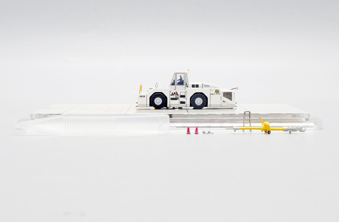 JC WINGS JAPANESE AIR LINES (JAL) "OLD COLOURS" WT500E TOWING TRACTOR