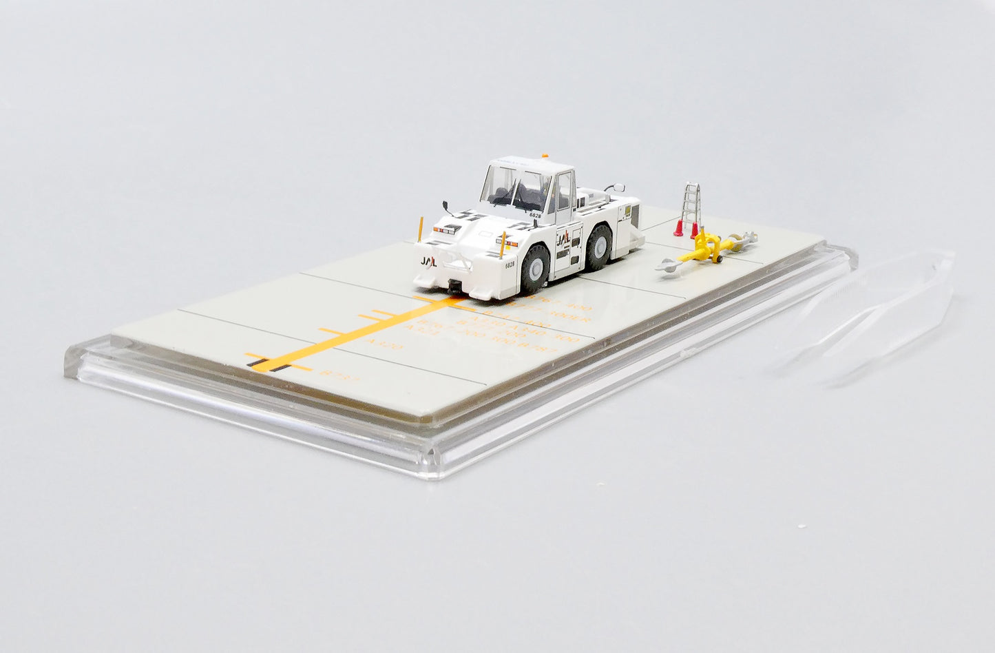 JC WINGS JAPANESE AIR LINES (JAL) "OLD COLOURS" WT500E TOWING TRACTOR