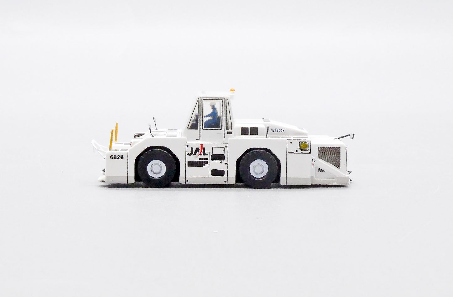 JC WINGS JAPANESE AIR LINES (JAL) "OLD COLOURS" WT500E TOWING TRACTOR