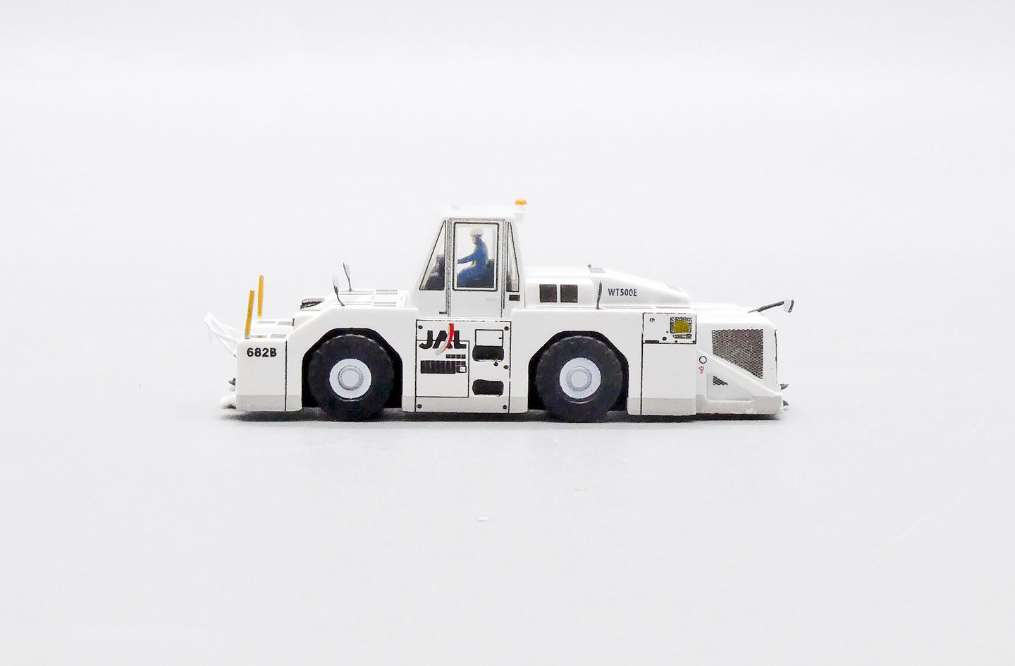 JC WINGS JAPANESE AIR LINES (JAL) "OLD COLOURS" WT500E TOWING TRACTOR