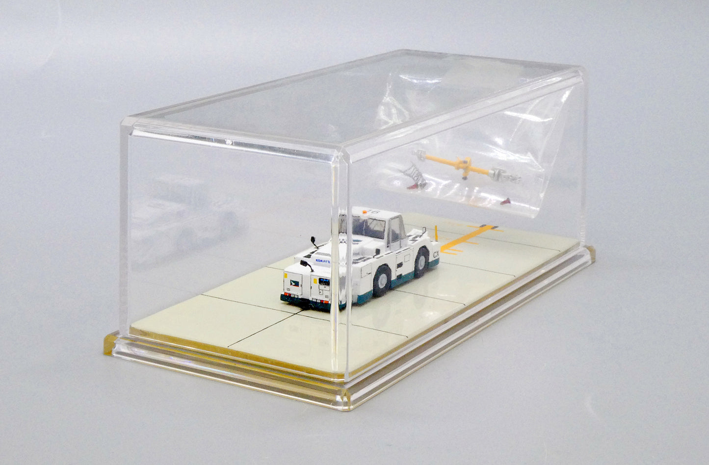 JCWINGS CATHAY PACIFIC OC WT500E TOWING TRACTOR