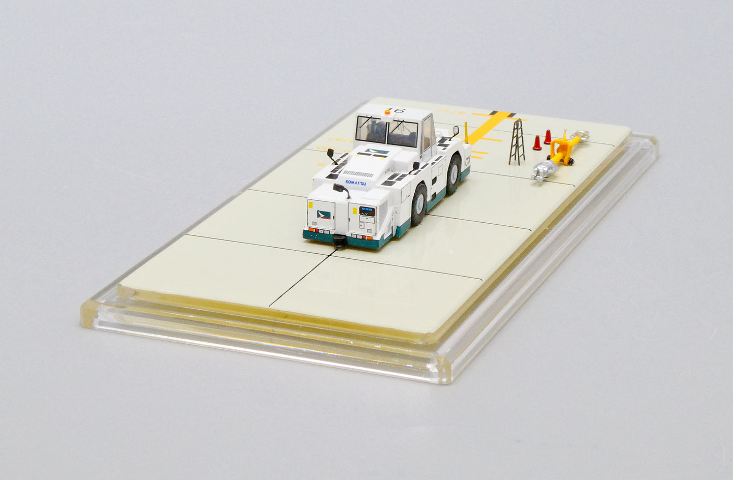JCWINGS CATHAY PACIFIC OC WT500E TOWING TRACTOR