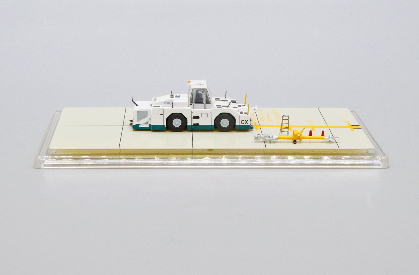 JCWINGS CATHAY PACIFIC OC WT500E TOWING TRACTOR