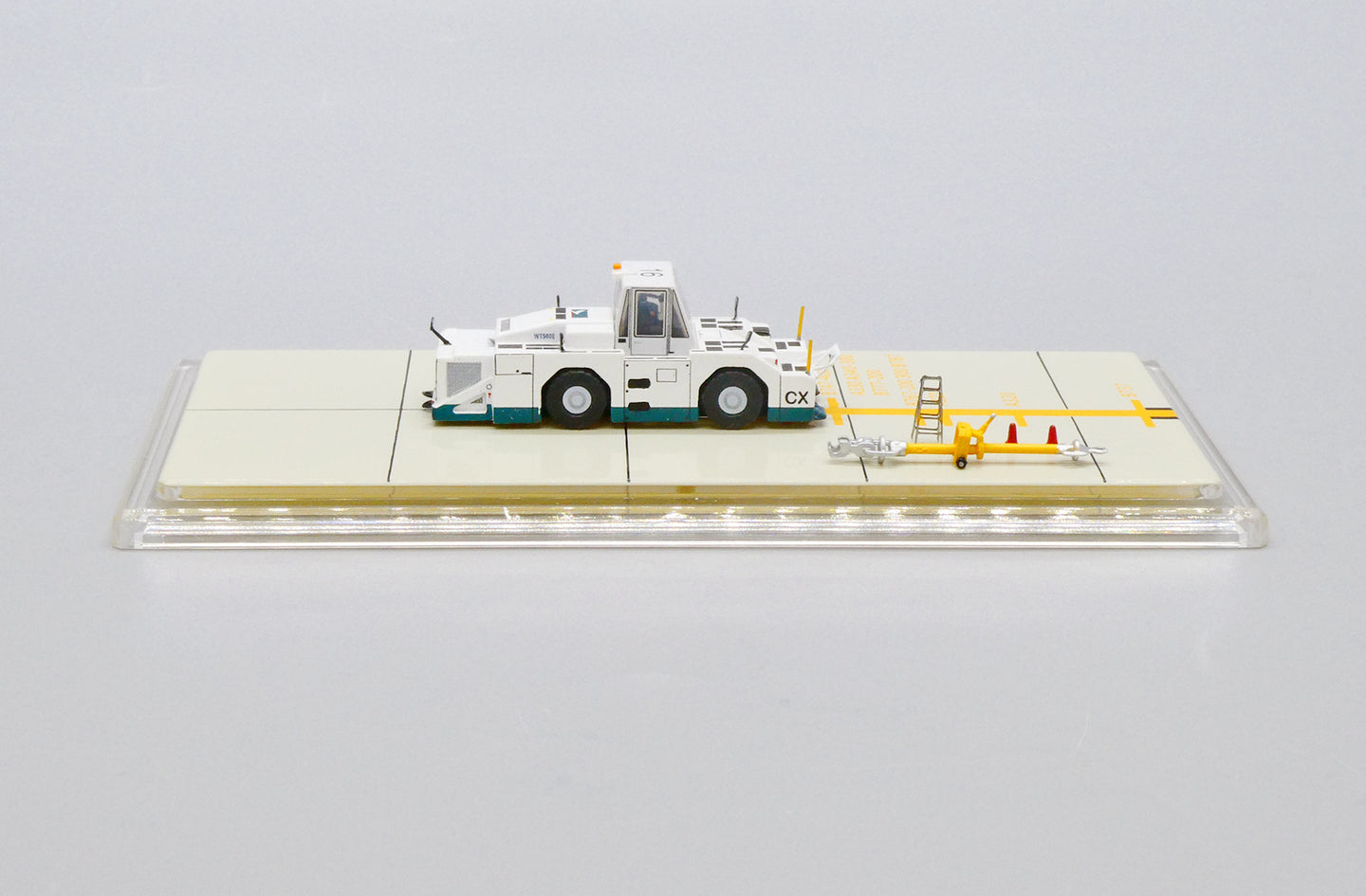 JCWINGS CATHAY PACIFIC OC WT500E TOWING TRACTOR