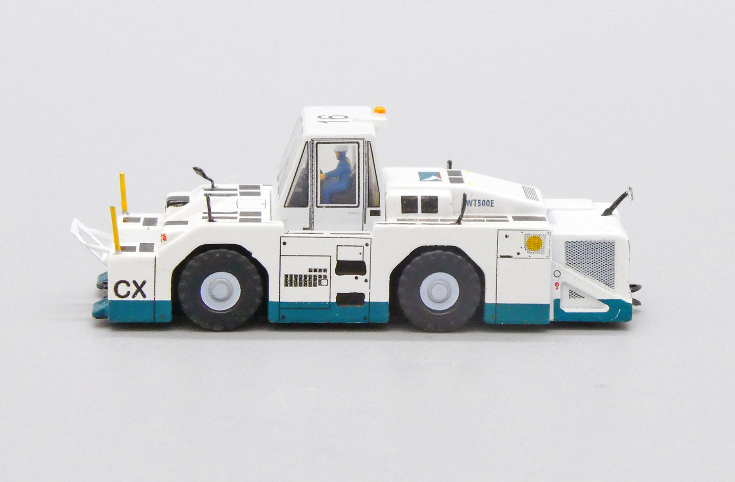 JCWINGS CATHAY PACIFIC OC WT500E TOWING TRACTOR