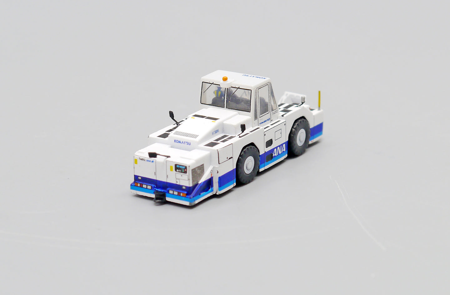JCWINGS ANA BLUE WT500E TOWING TRACTOR