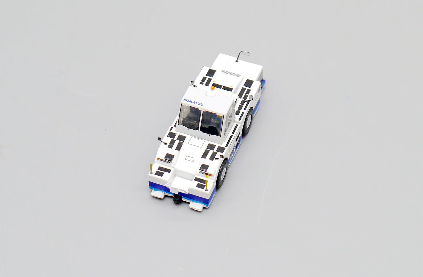 JCWINGS ANA BLUE WT500E TOWING TRACTOR