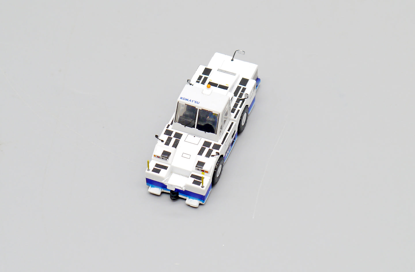 JCWINGS ANA BLUE WT500E TOWING TRACTOR