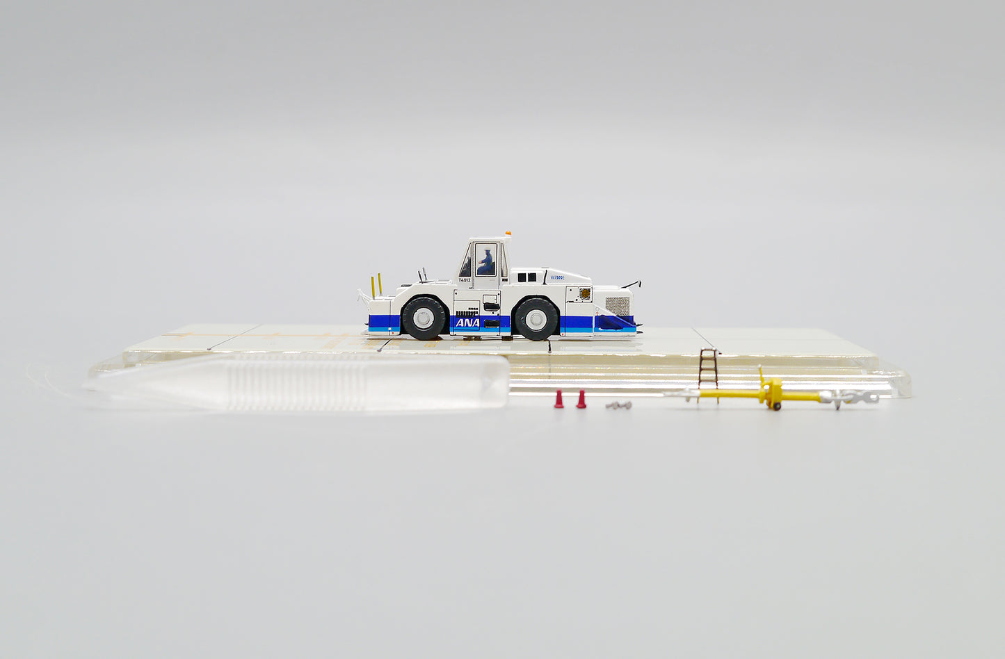 JCWINGS ANA BLUE WT500E TOWING TRACTOR