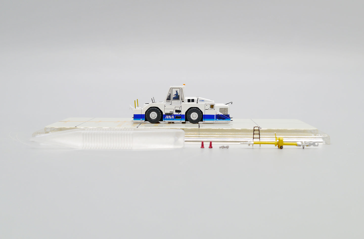 JCWINGS ANA BLUE WT500E TOWING TRACTOR