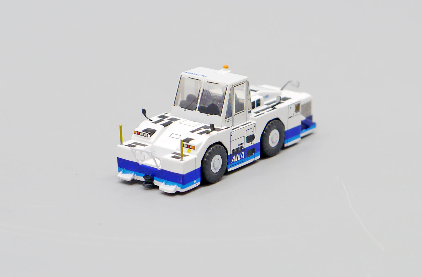 JCWINGS ANA BLUE WT500E TOWING TRACTOR