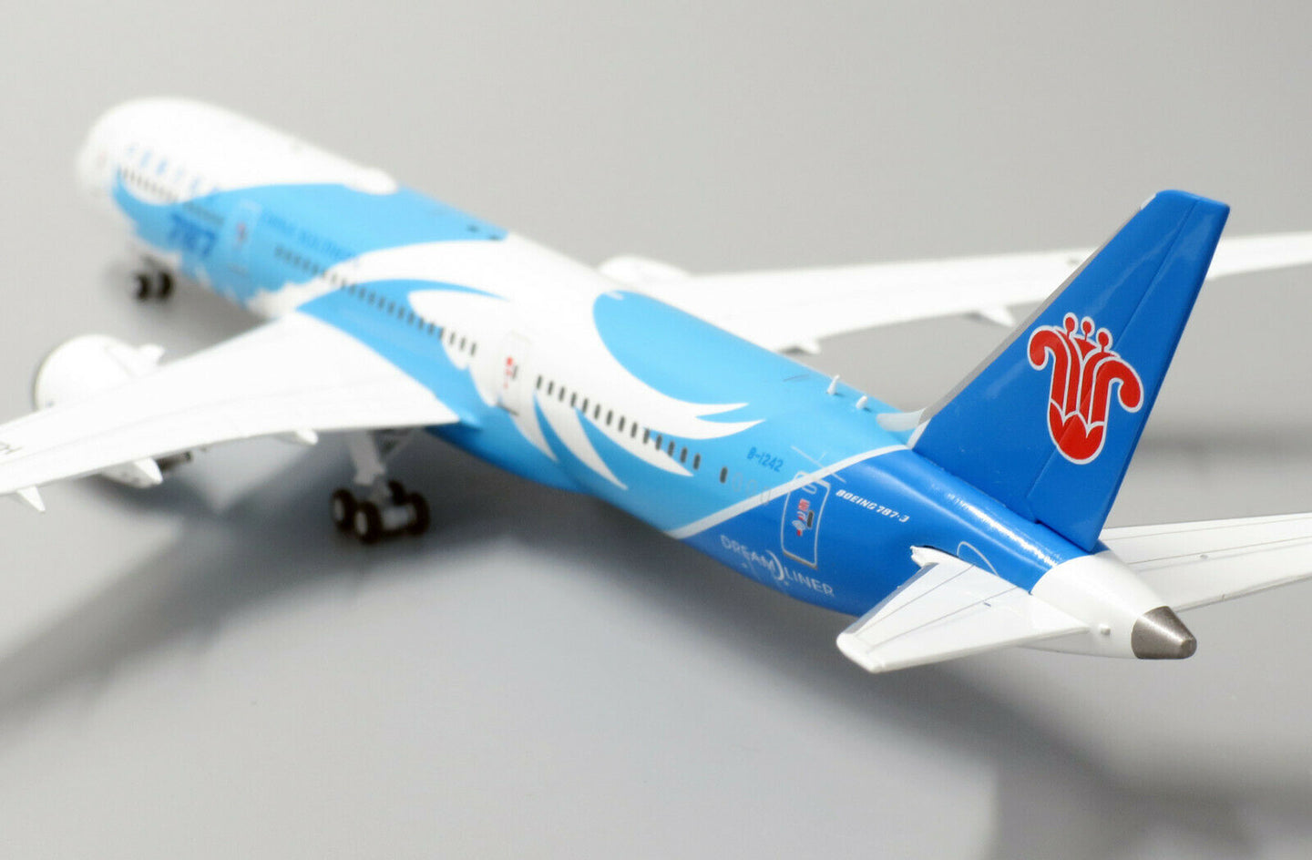 JC WINGS B787-9 DREAMLINER CHINA SOUTHERN AIRLINES REG: B-1242