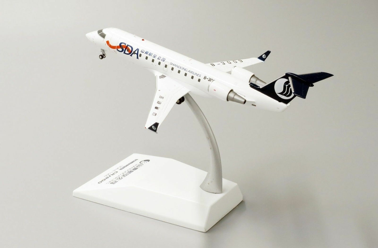 JC WINGS CRJ-200ER SHANDONG AIRLINES REG: B-3009 WITH STAND