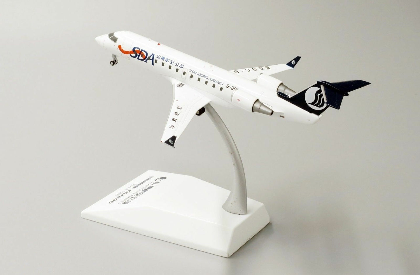 JC WINGS CRJ-200ER SHANDONG AIRLINES REG: B-3009 WITH STAND