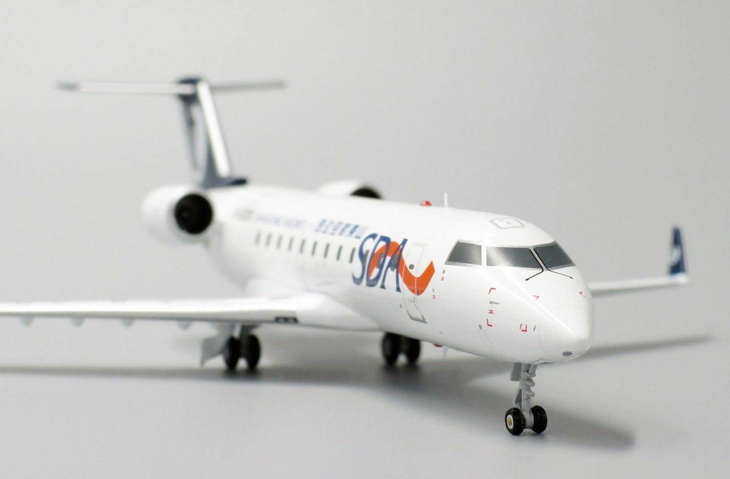 JC WINGS CRJ-200ER SHANDONG AIRLINES REG: B-3009 WITH STAND