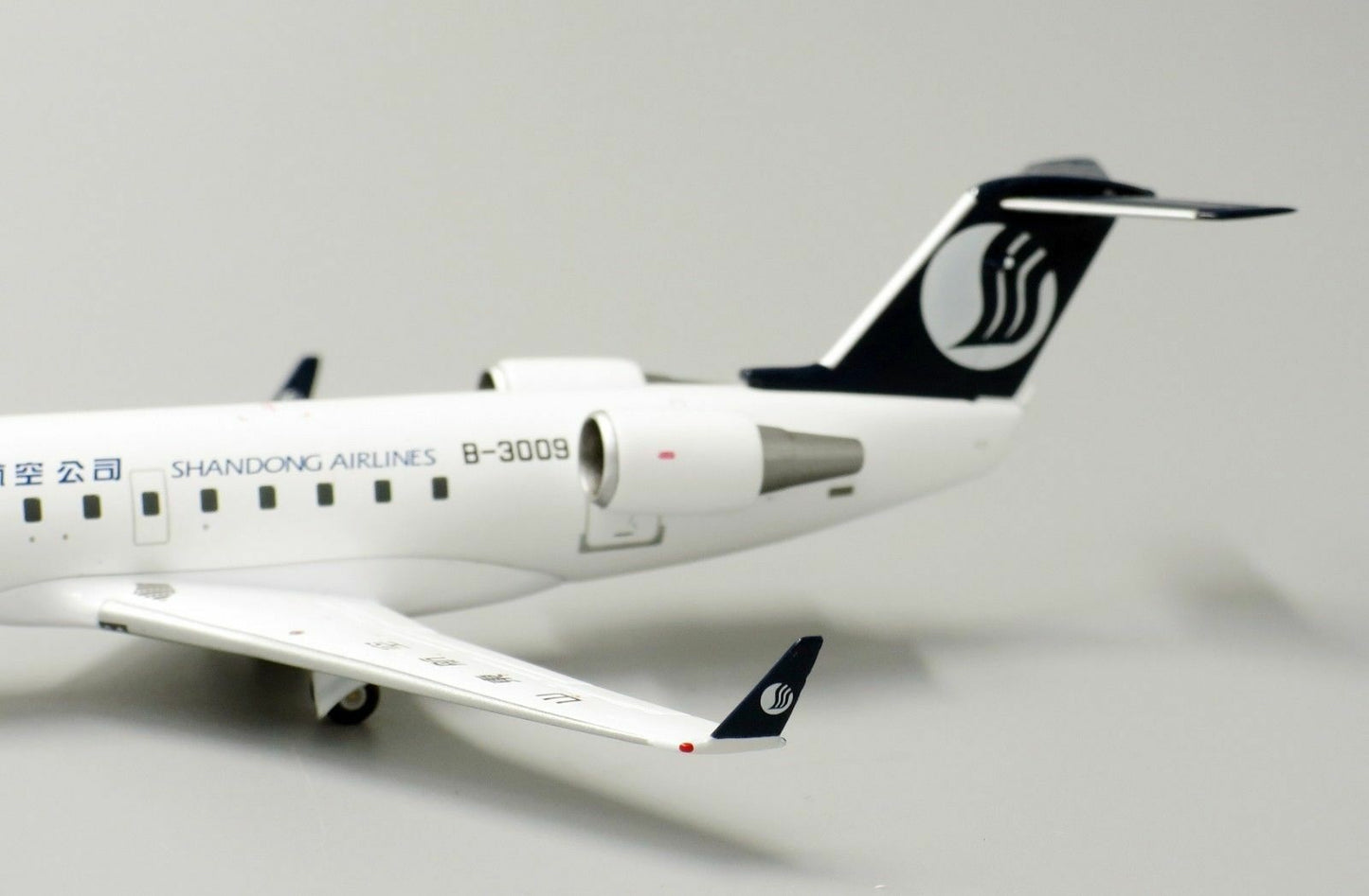 JC WINGS CRJ-200ER SHANDONG AIRLINES REG: B-3009 WITH STAND