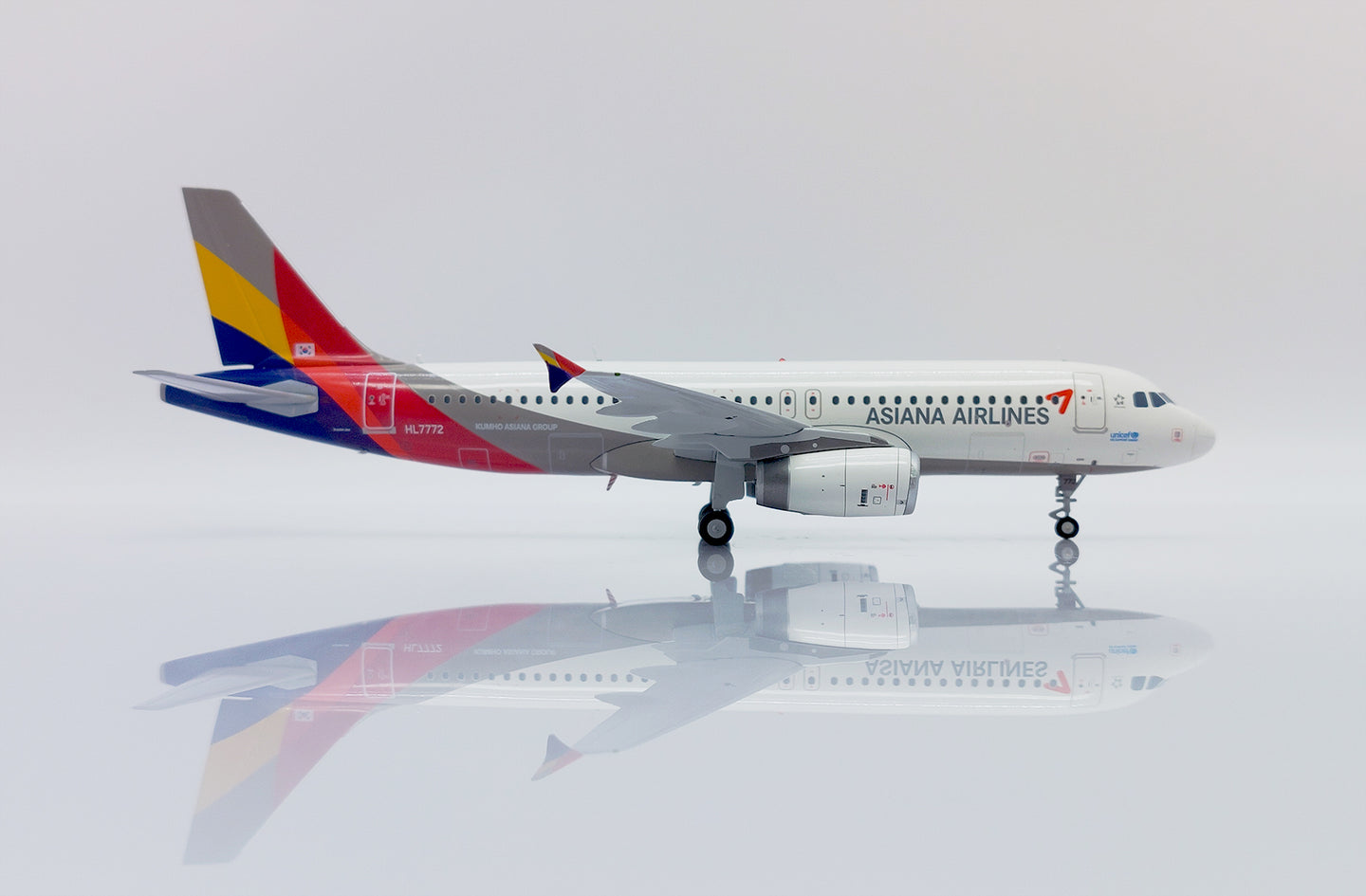 JC WINGS A320 ASIANA AIRLINES REG: HL7772