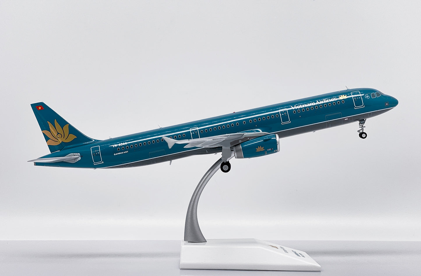 JC WINGS A321 VIETNAM AIRLINES REG: VN-A344
