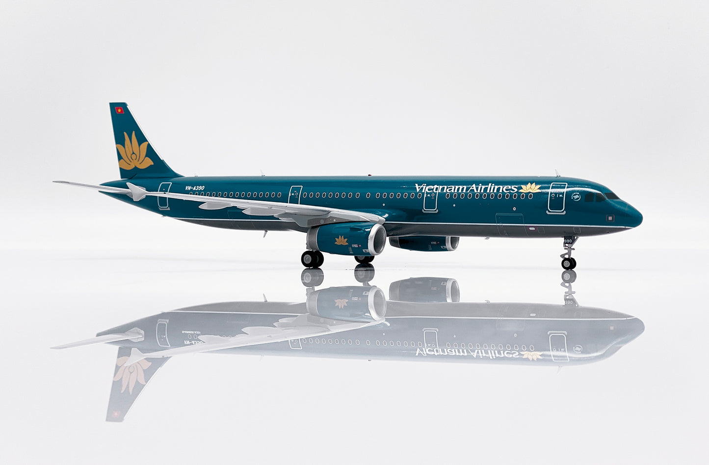 JC WINGS A321 VIETNAM AIRLINES REG: VN-A390