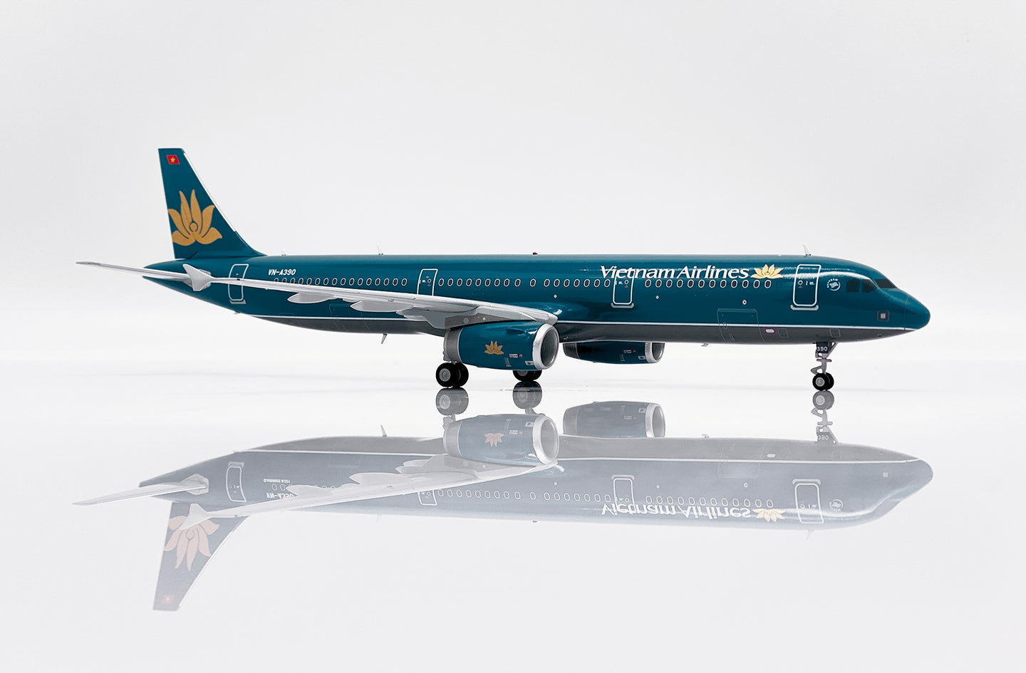 JC WINGS A321 VIETNAM AIRLINES REG: VN-A390