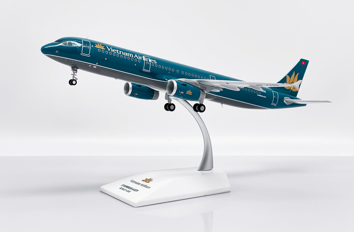 JC WINGS A321 VIETNAM AIRLINES REG: VN-A390