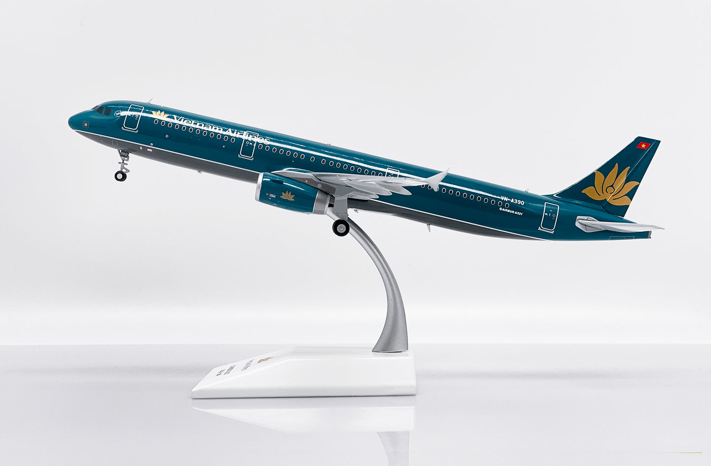 JC WINGS A321 VIETNAM AIRLINES REG: VN-A390
