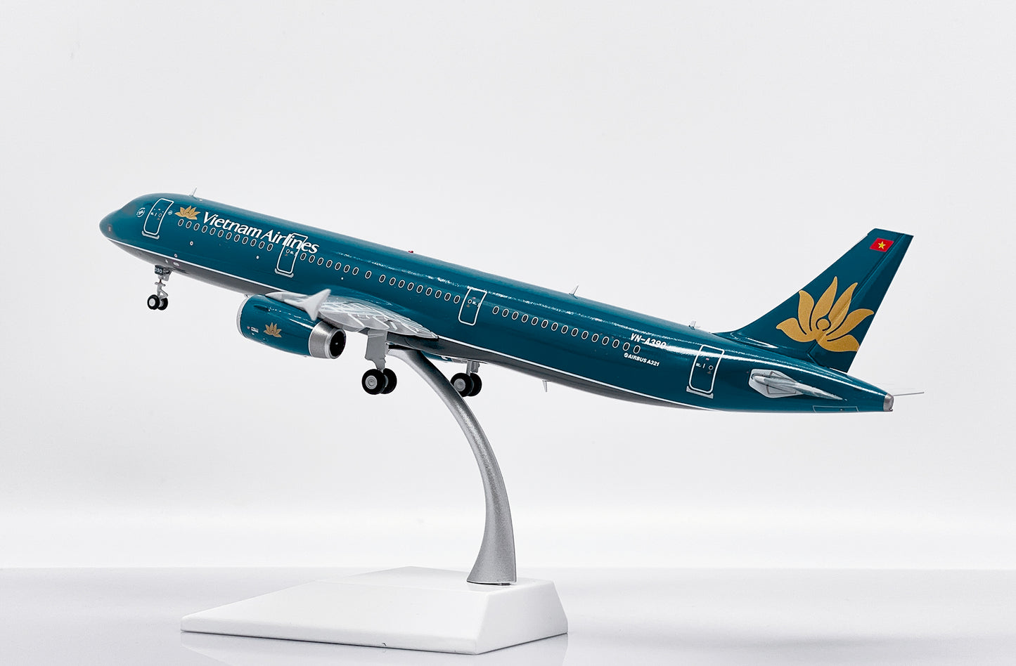 JC WINGS A321 VIETNAM AIRLINES REG: VN-A390