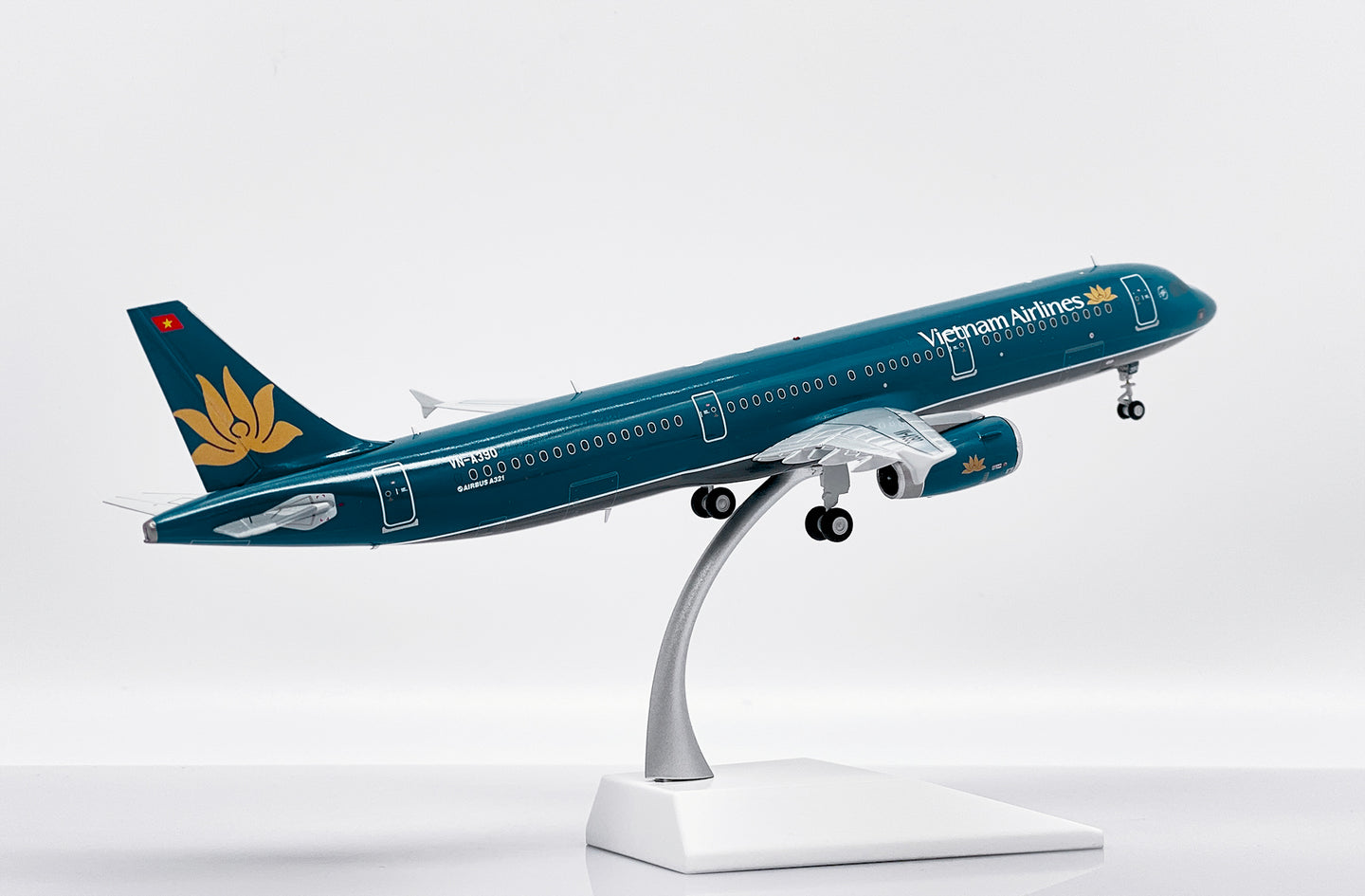 JC WINGS A321 VIETNAM AIRLINES REG: VN-A390