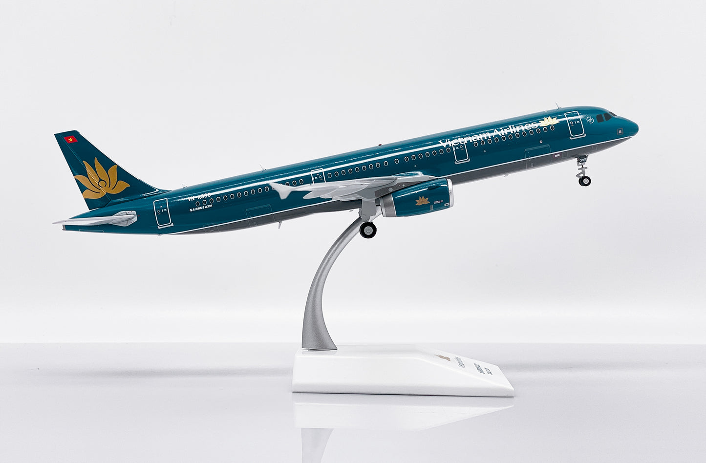 JC WINGS A321 VIETNAM AIRLINES REG: VN-A390
