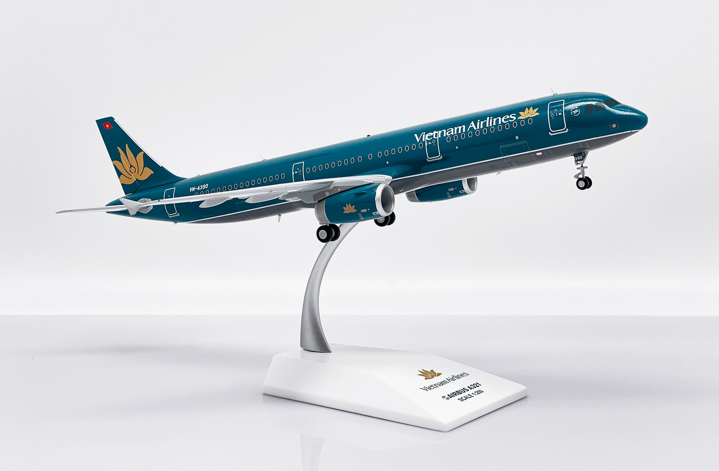 JC WINGS A321 VIETNAM AIRLINES REG: VN-A390