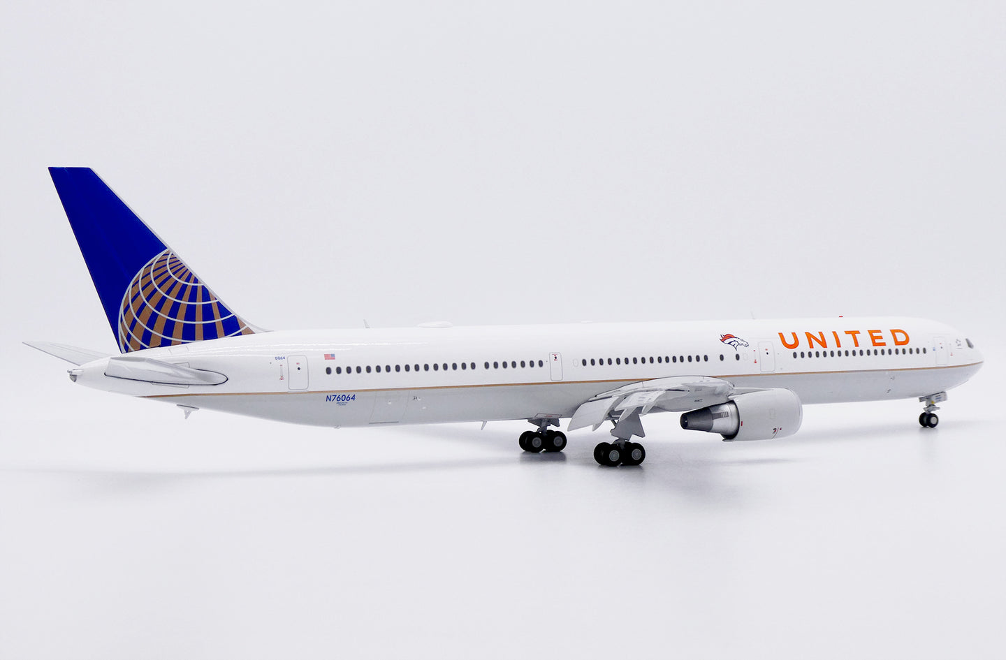 JC WINGS B767-400ER UNITED AIRLINES "DENVER BRONCOS" (FLAPS DOWN) REG: N76064