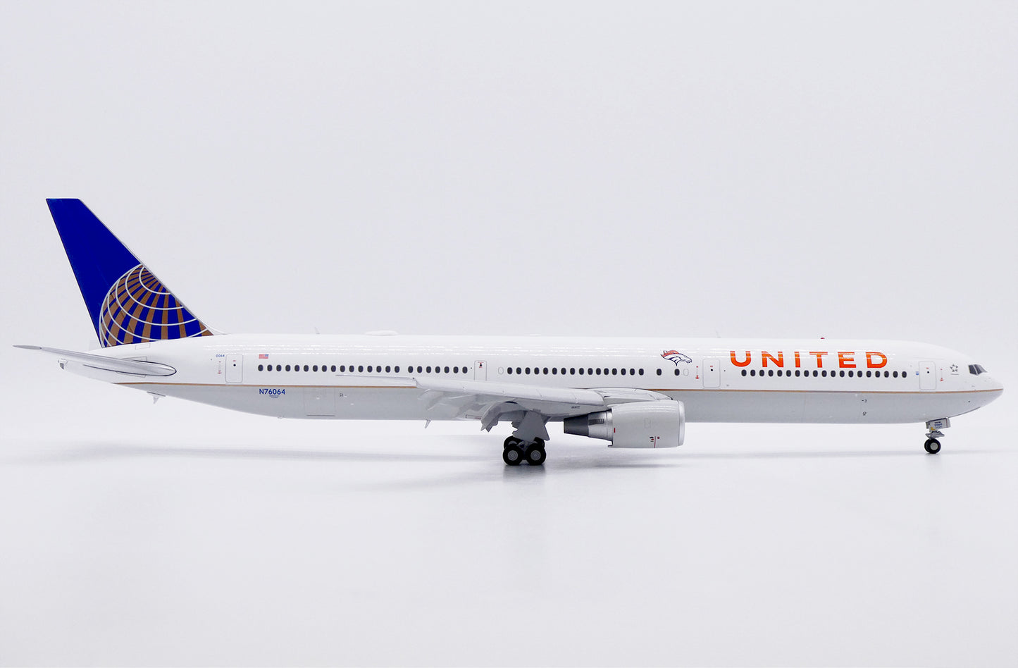 JC WINGS B767-400ER UNITED AIRLINES "DENVER BRONCOS" (FLAPS DOWN) REG: N76064
