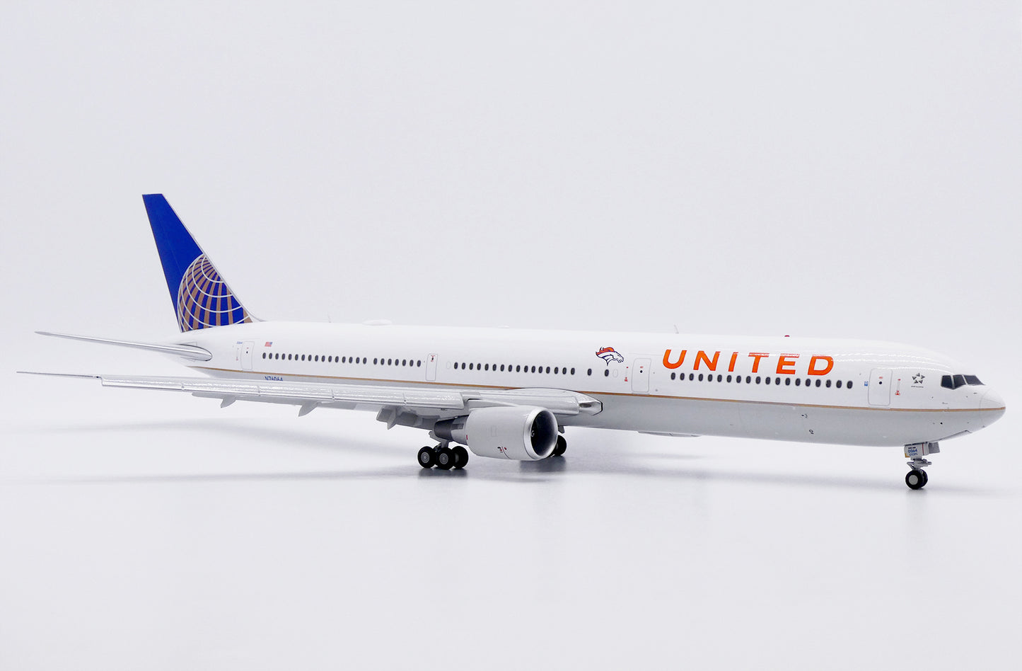 JC WINGS B767-400ER UNITED AIRLINES "DENVER BRONCOS" (FLAPS DOWN) REG: N76064